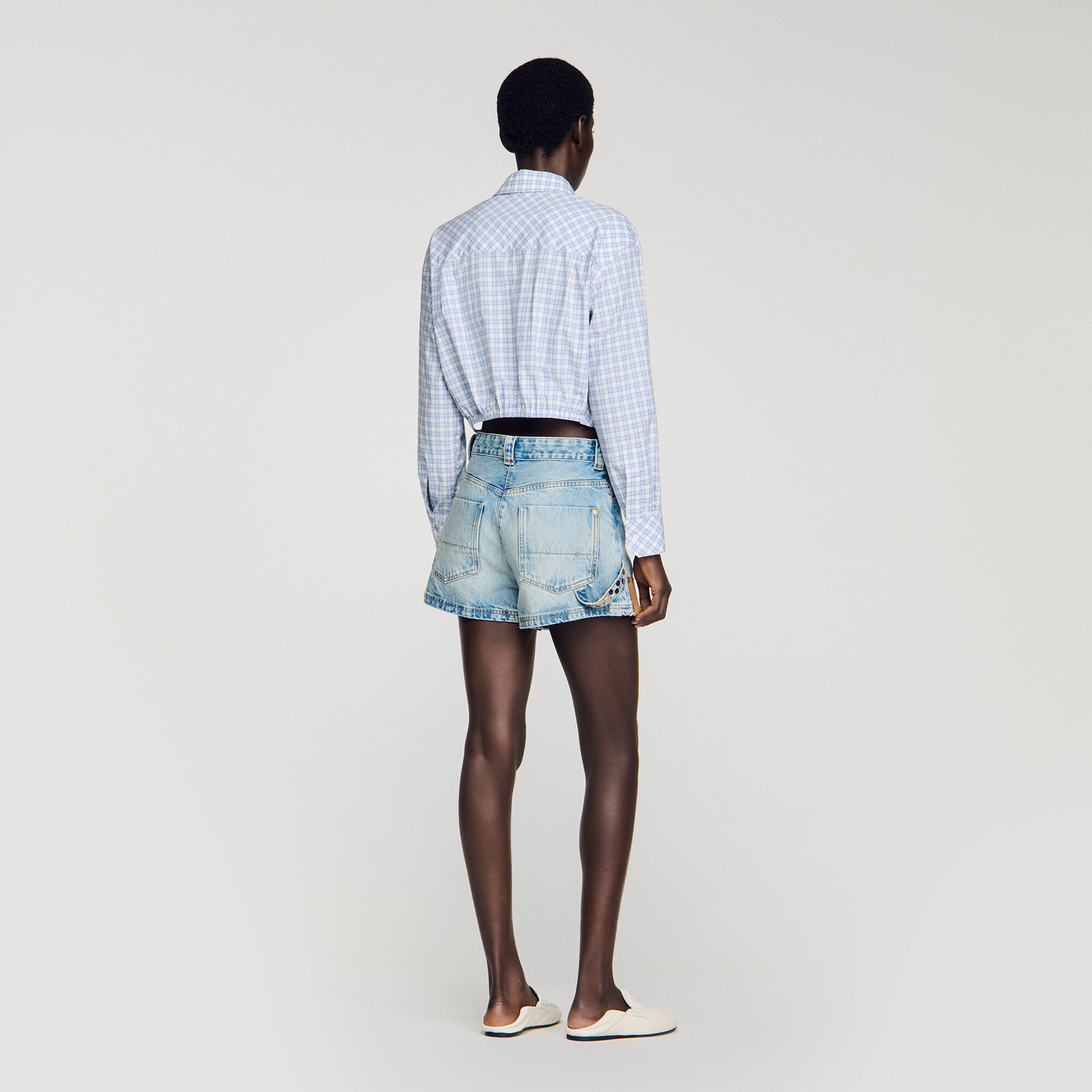 Shorts en denim et cuir avec rivets