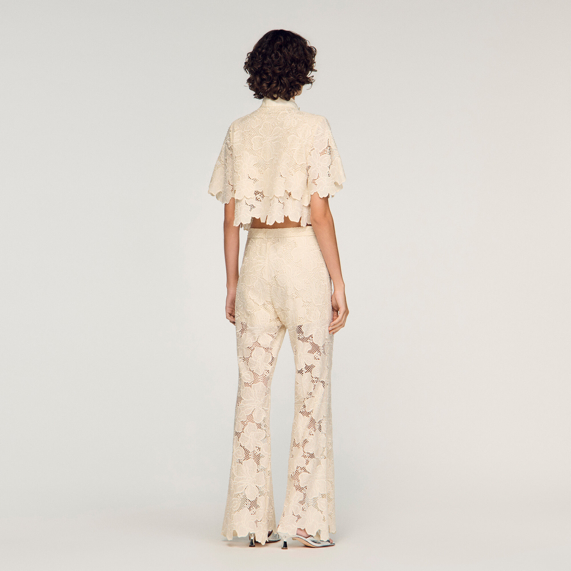 Chemise courte en guipure fleurie