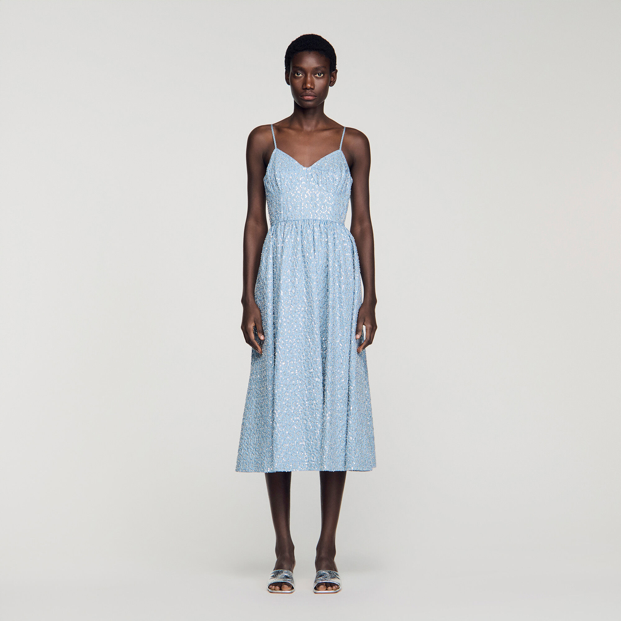 Robe mi-longue strassée