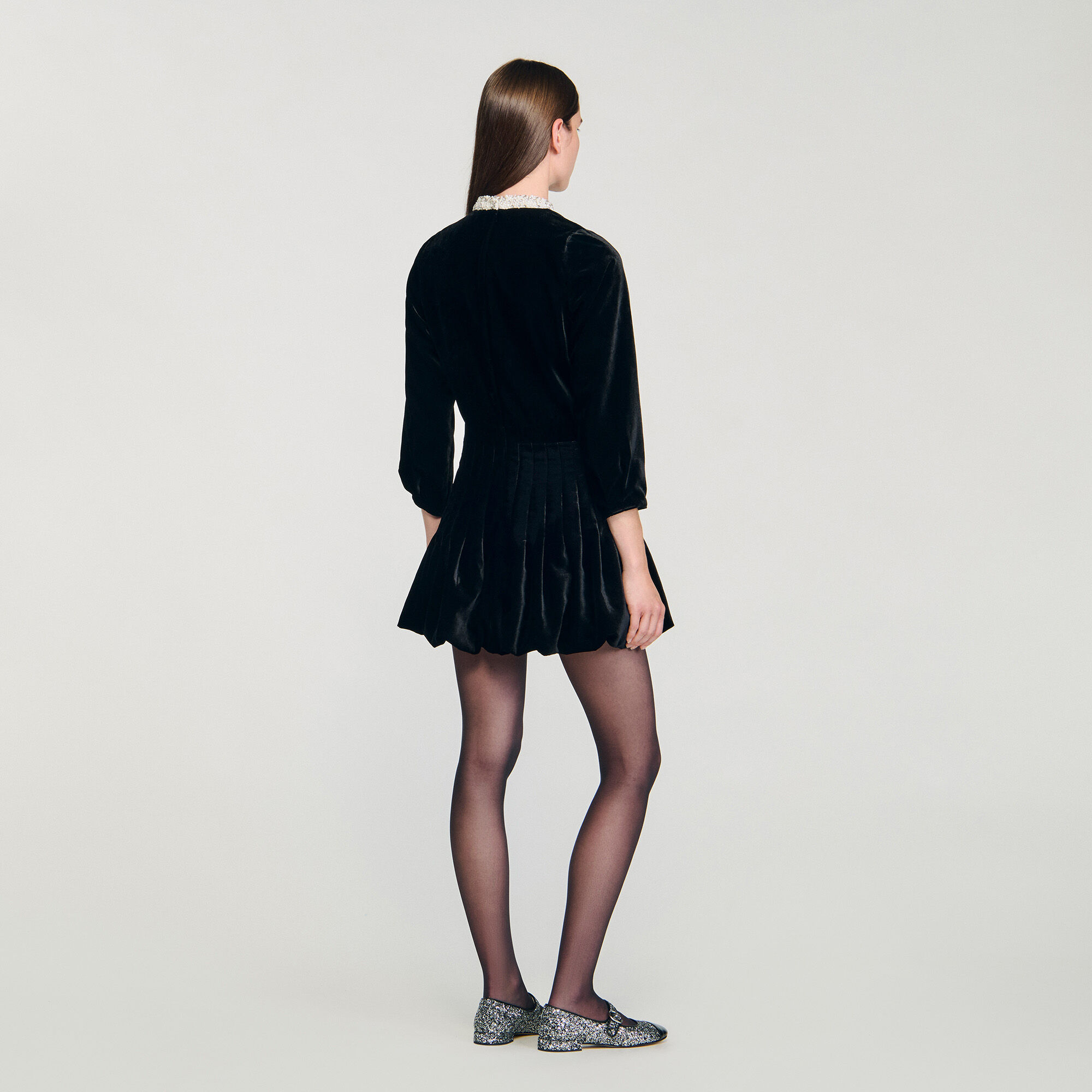 Robe courte en velours perlé