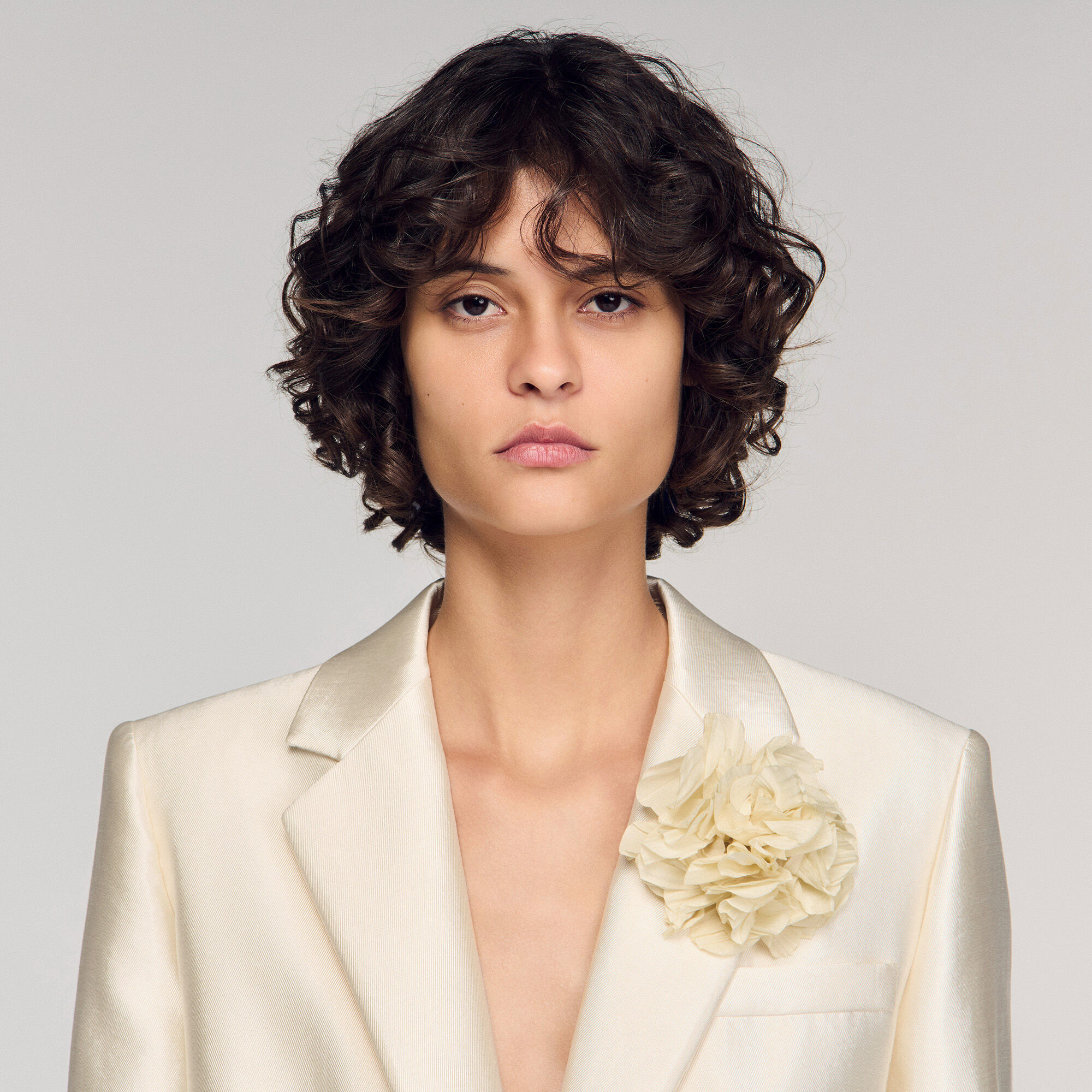 Veste en satin avec détails floraux