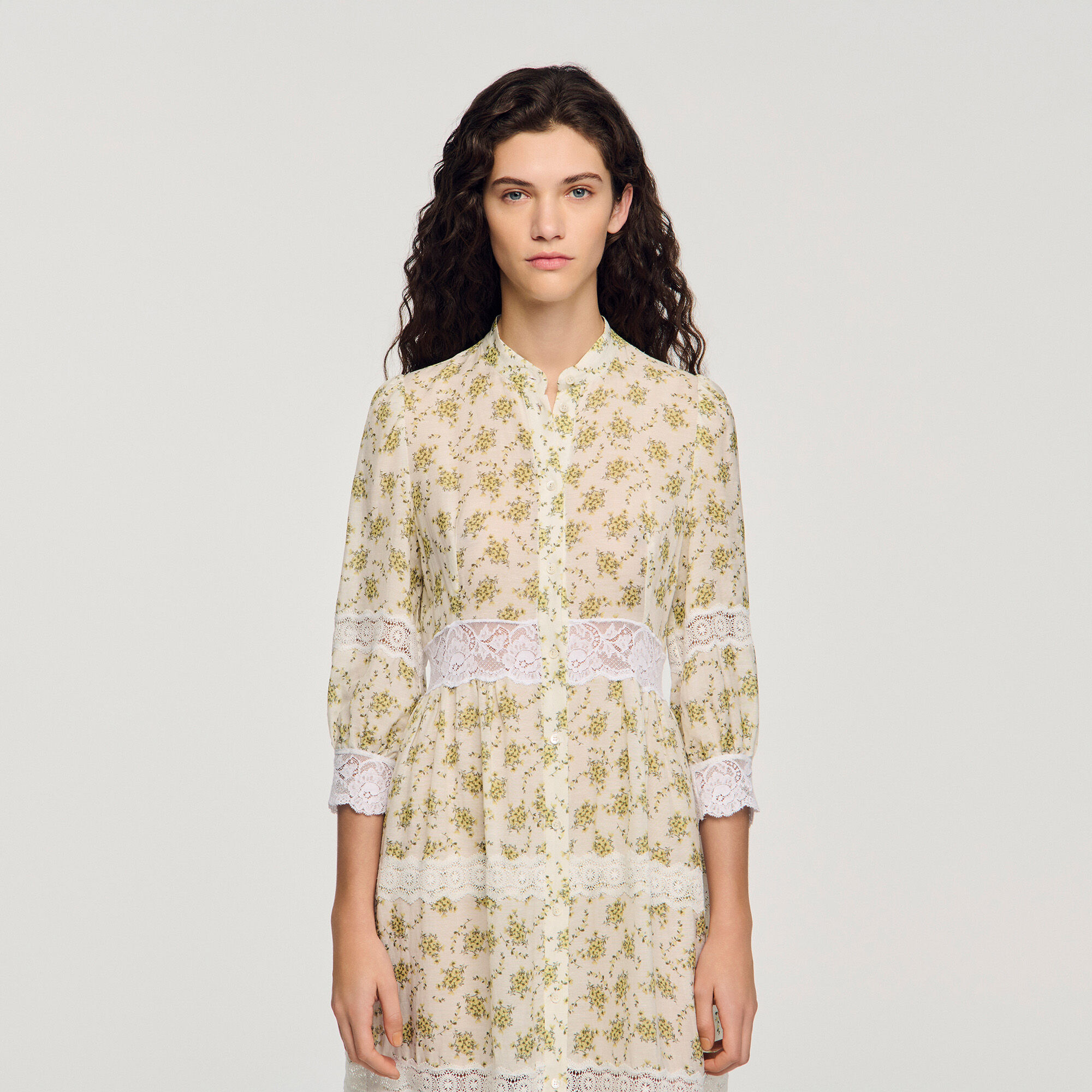Robe mi-longue en dentelle fleurie