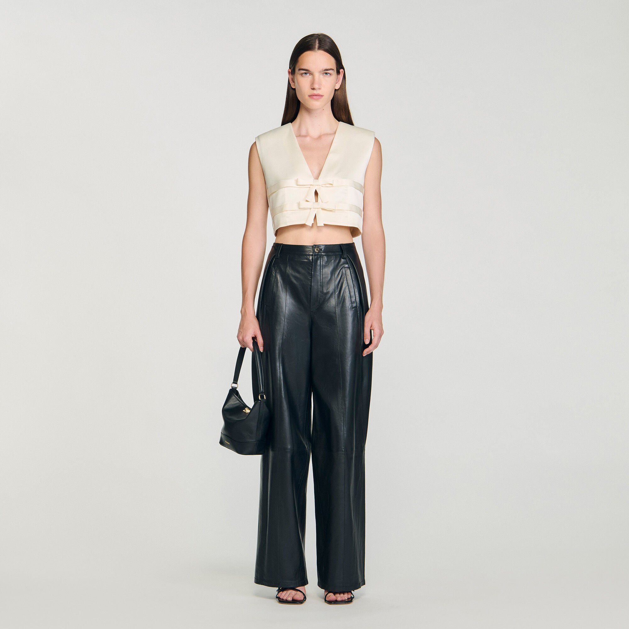 Haut crop en satin sans manches