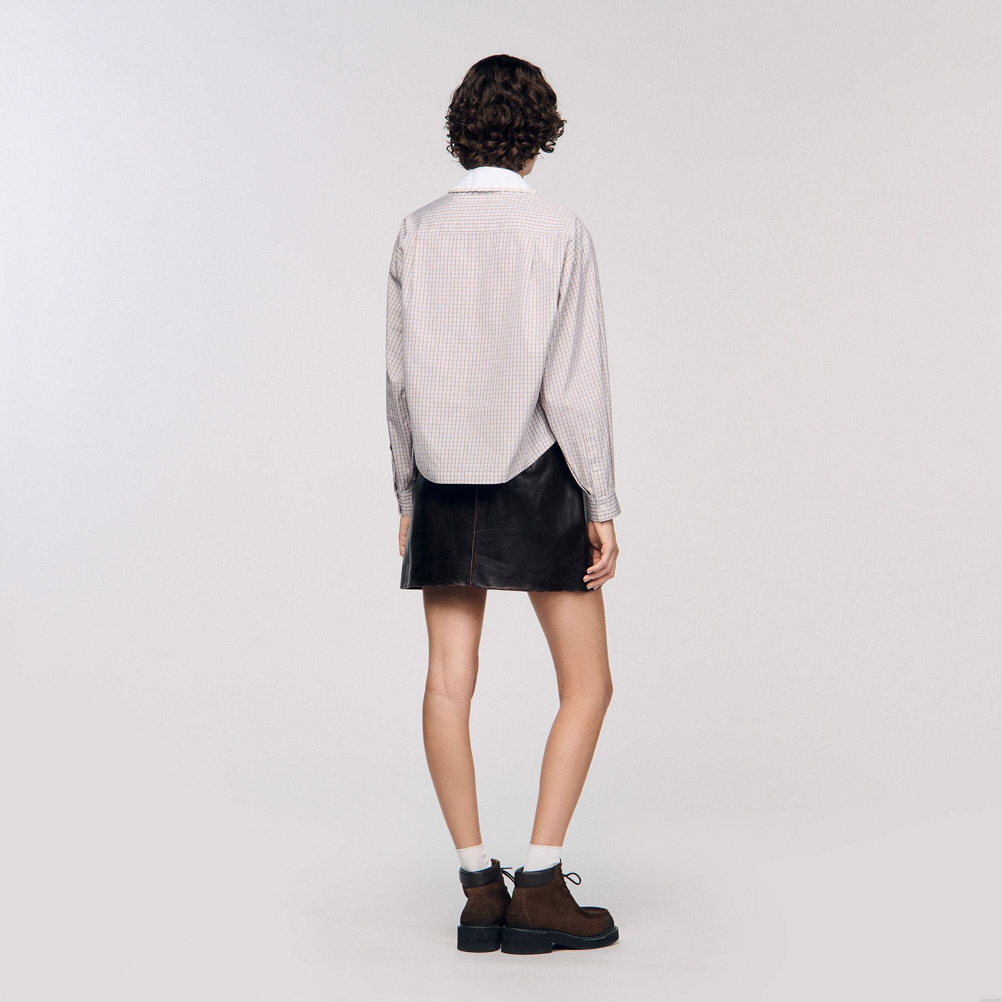 Chemise à carreaux et col en perles