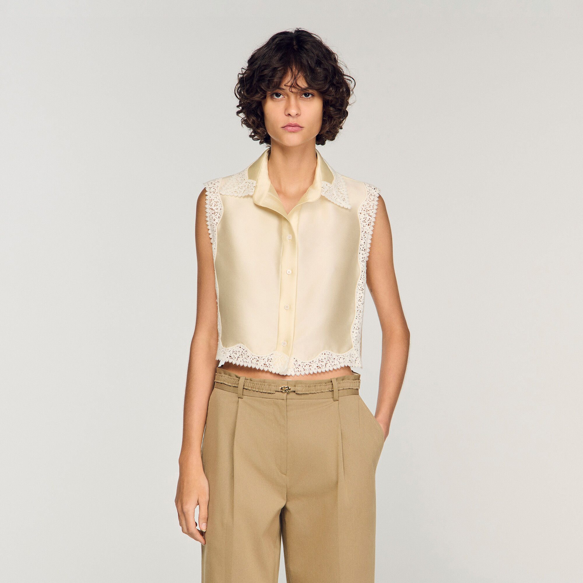 Chemise courte avec détails en dentelle