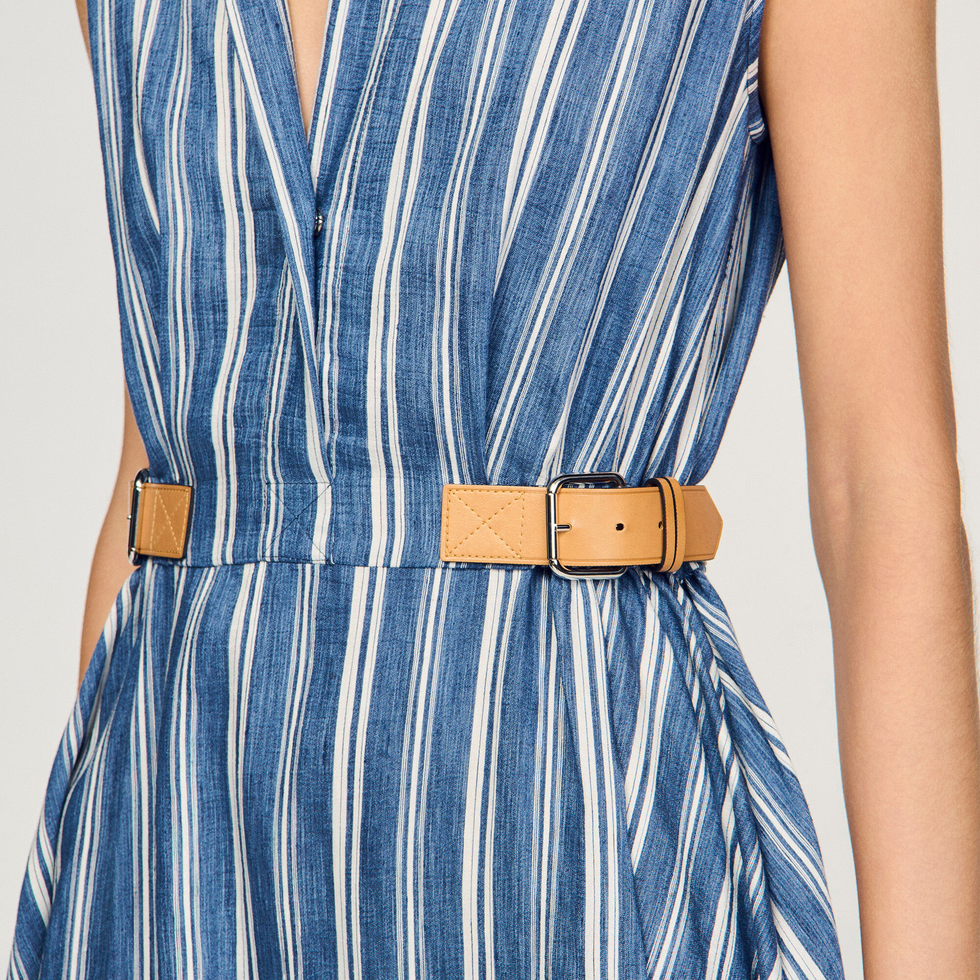 Robe maxi à rayures avec attache en cuir