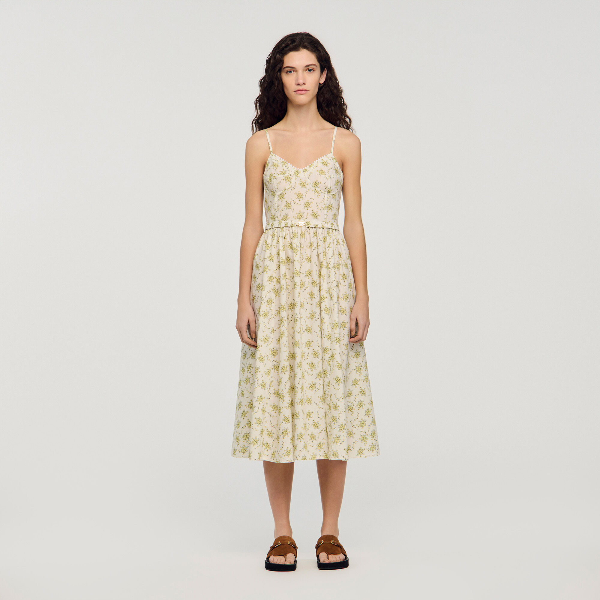 Robe mi-longue à fleurs avec bretelles