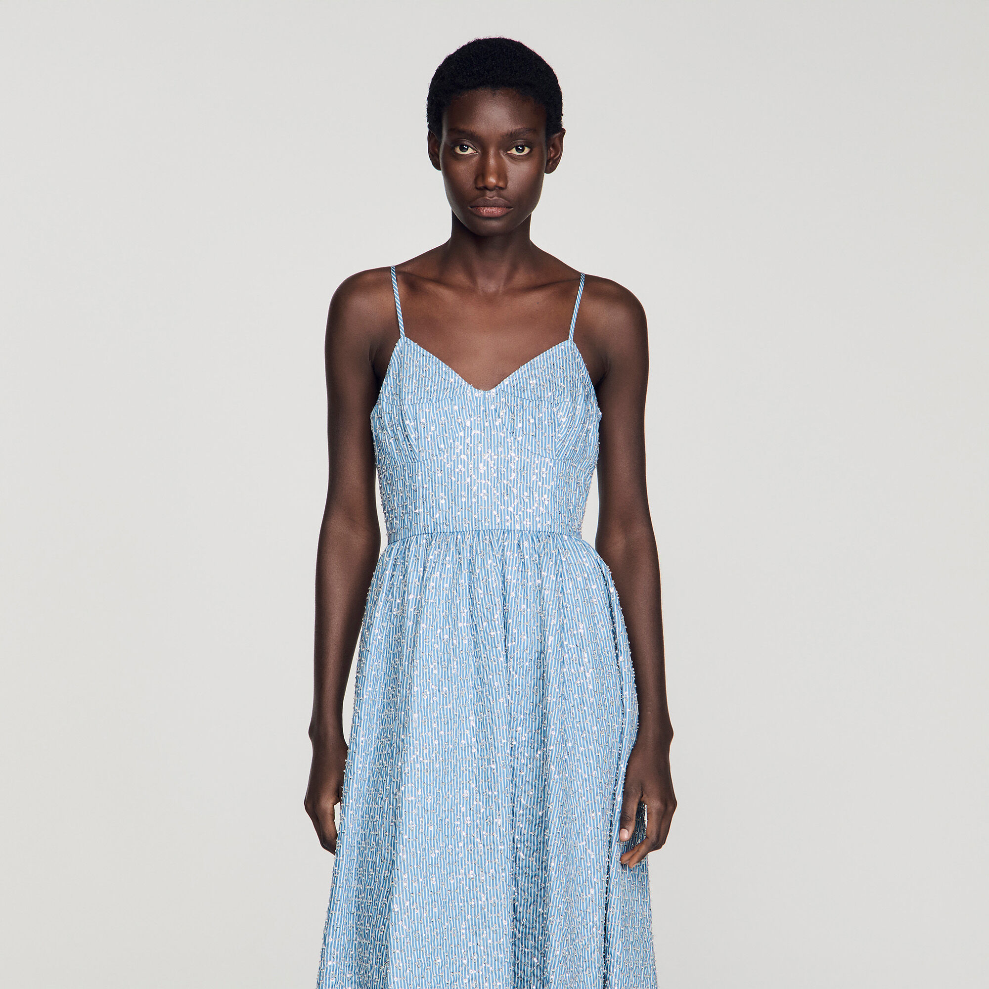 Robe mi-longue strassée