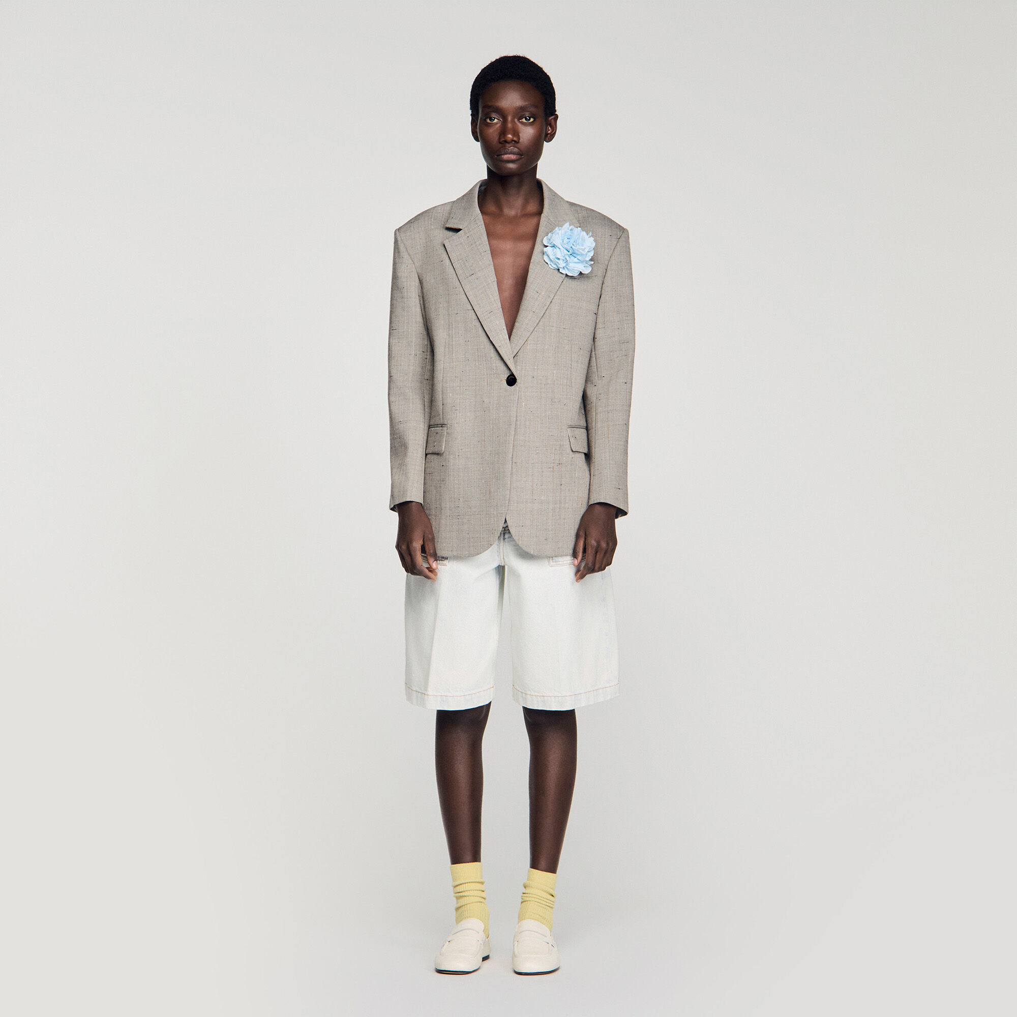 Manteau en laine à carreaux avec broche