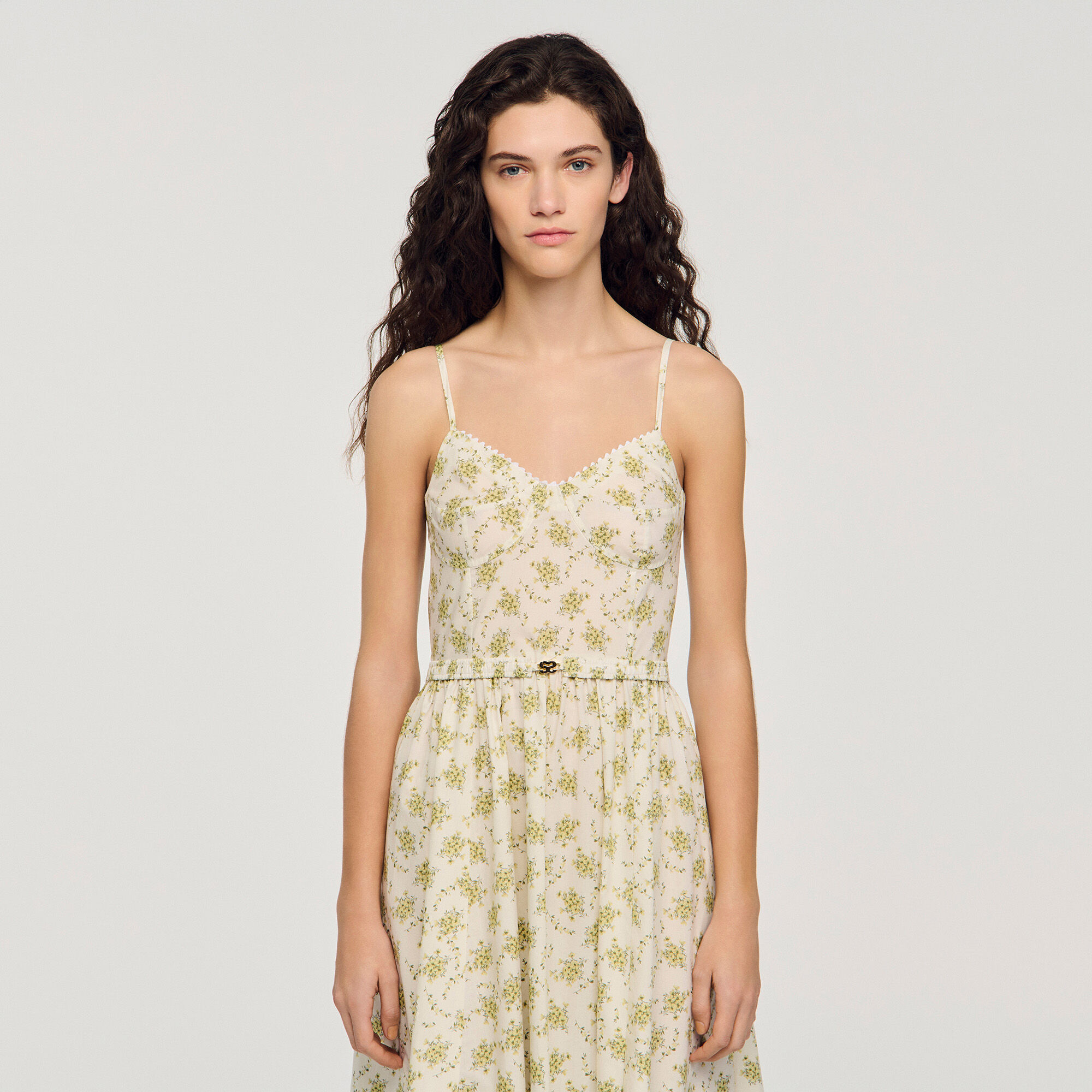 Robe mi-longue à fleurs avec bretelles