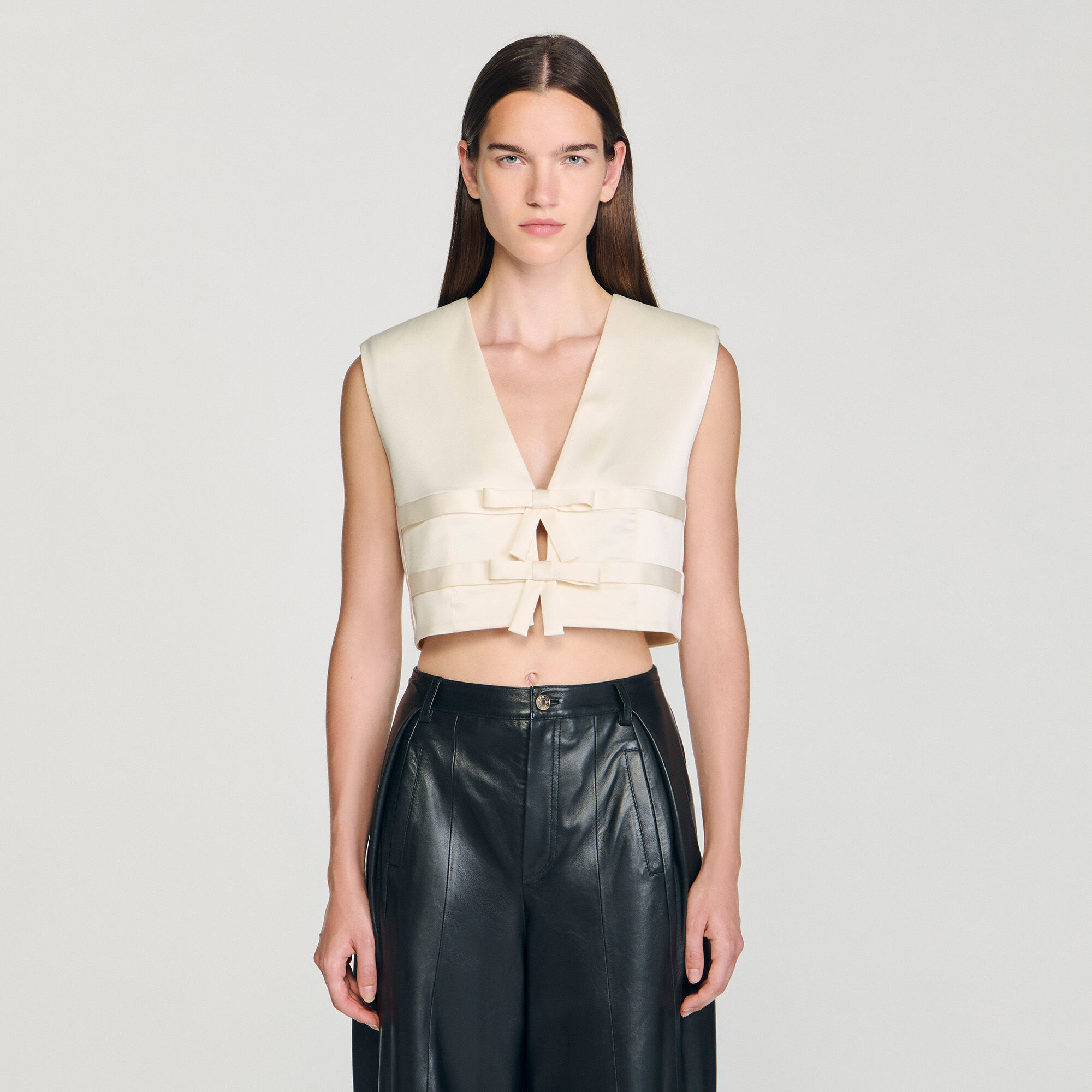 Haut crop en satin sans manches