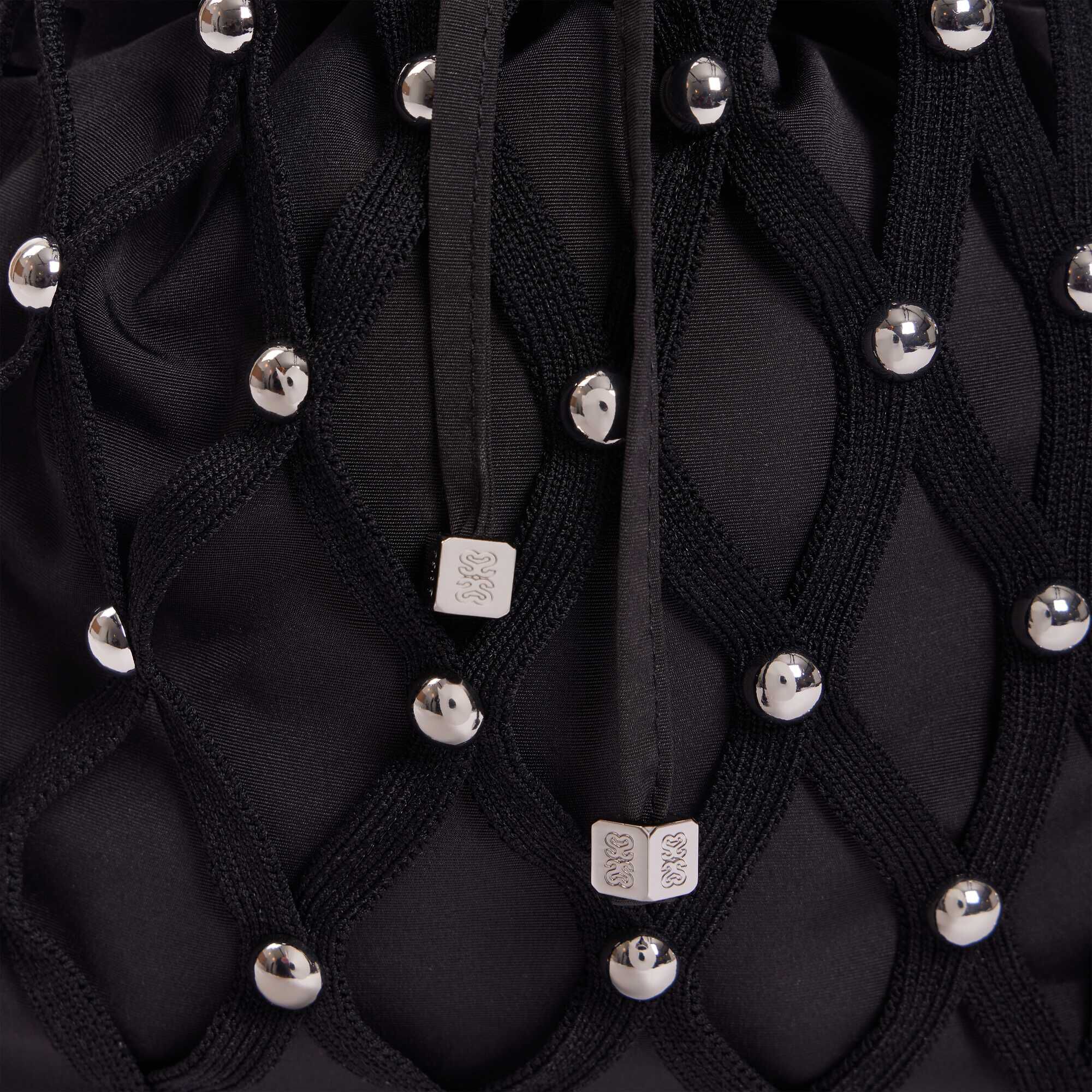 Sac à main en maille ajourée à clous