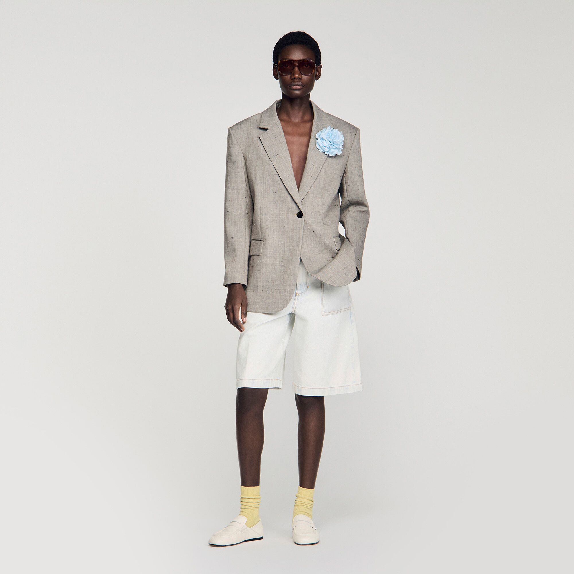 Manteau en laine à carreaux avec broche