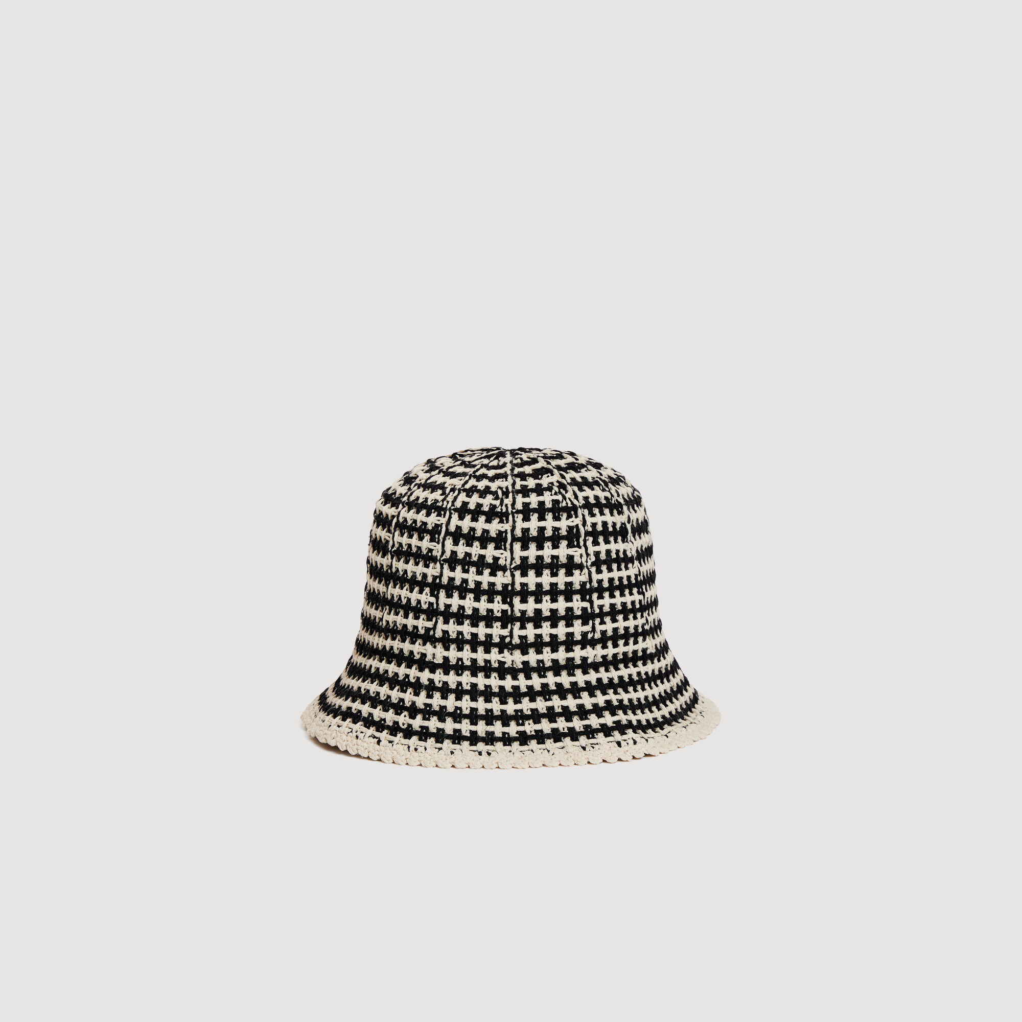 Chapeau melon tricoté à la mode de crochet