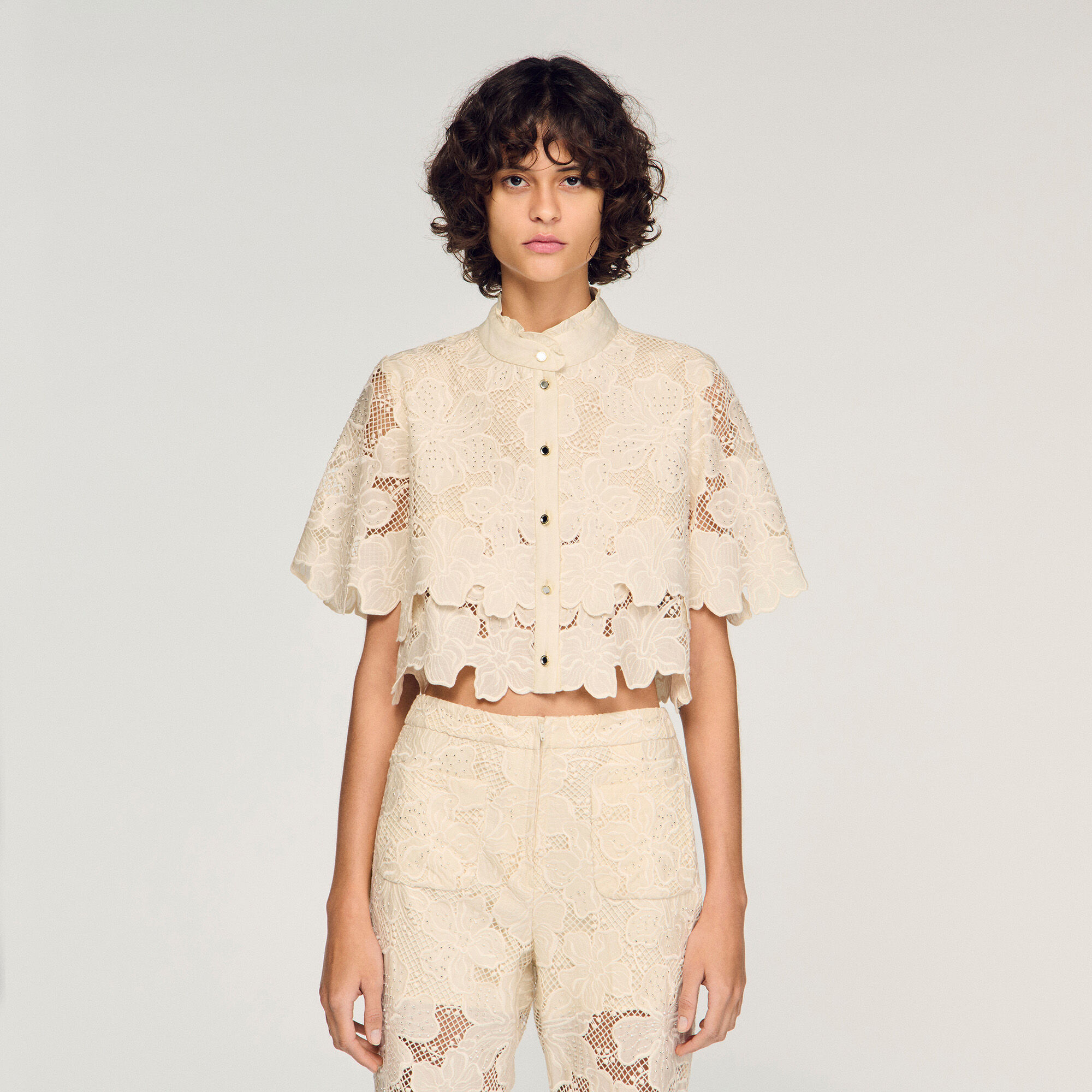 Chemise courte en guipure fleurie