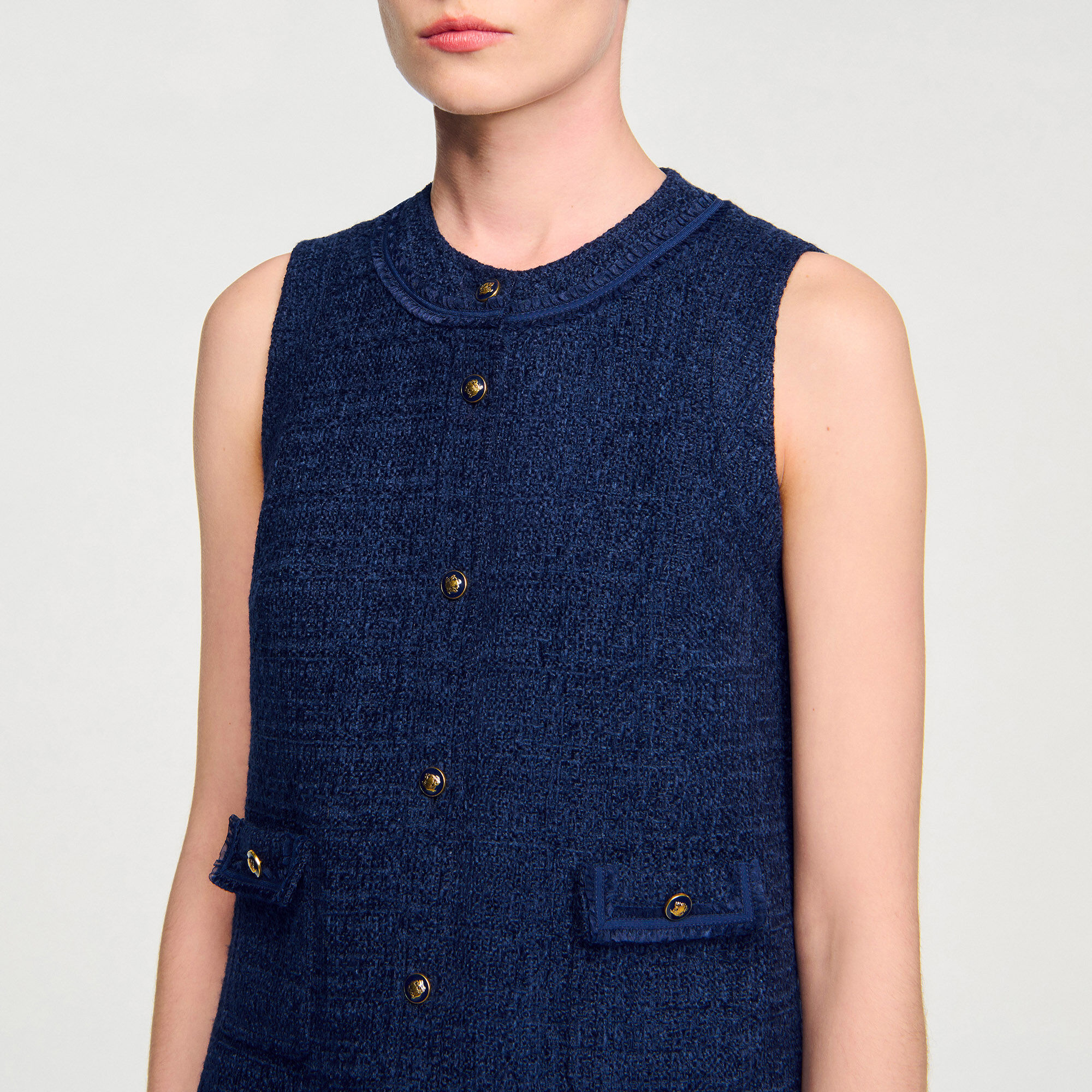 Robe mini en tweed à boutons dorés