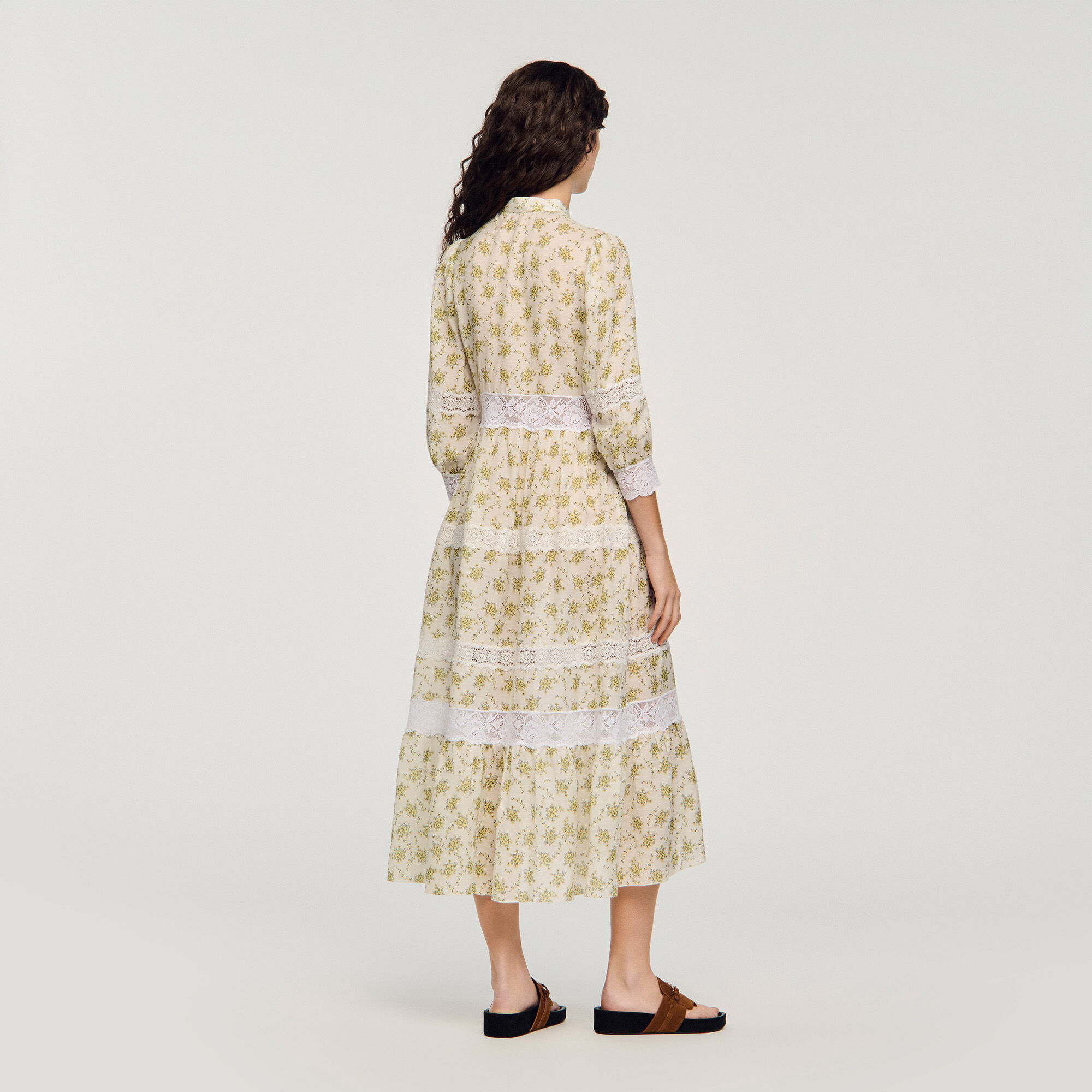 Robe mi-longue en dentelle fleurie