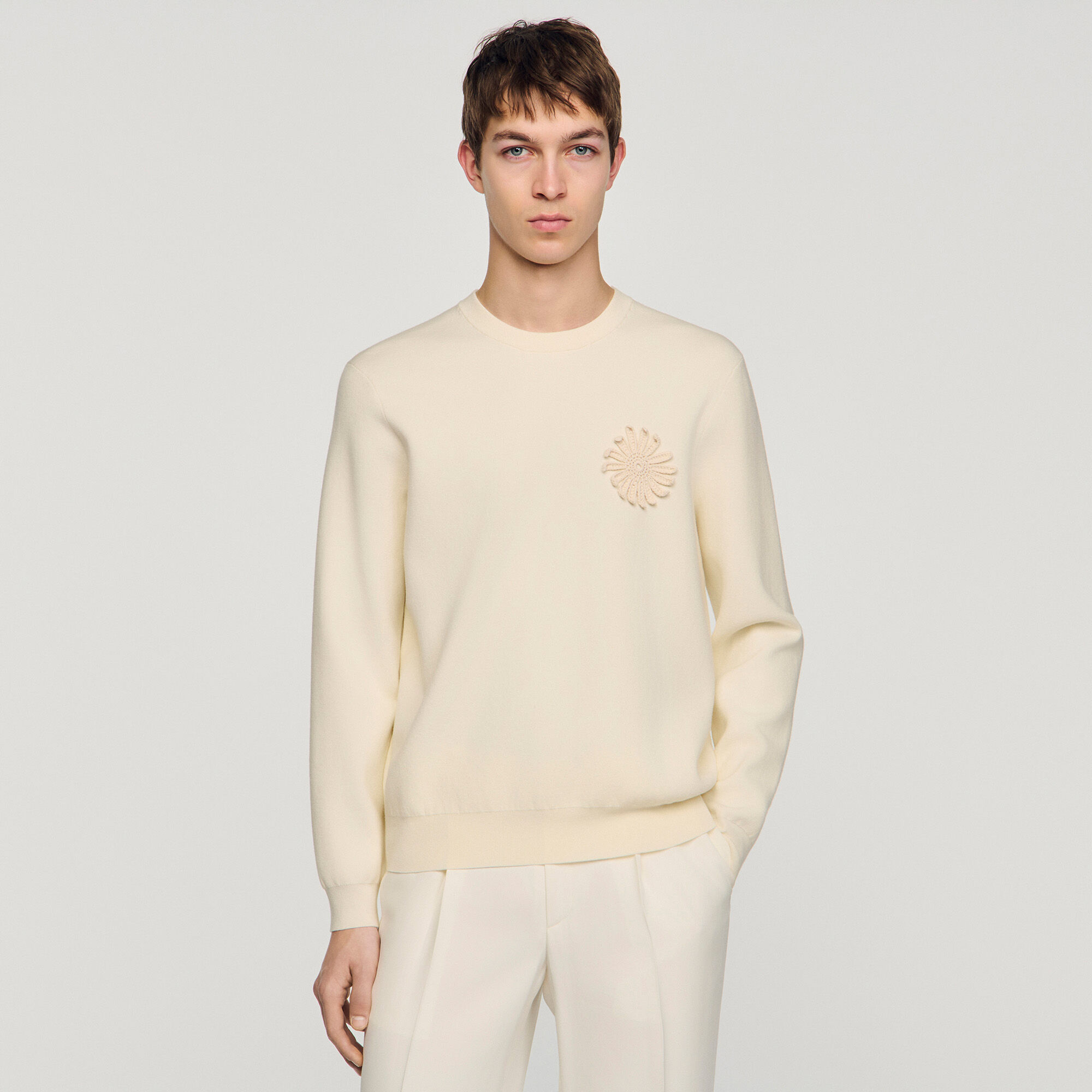Sweat à mailles avec fleur en crochet