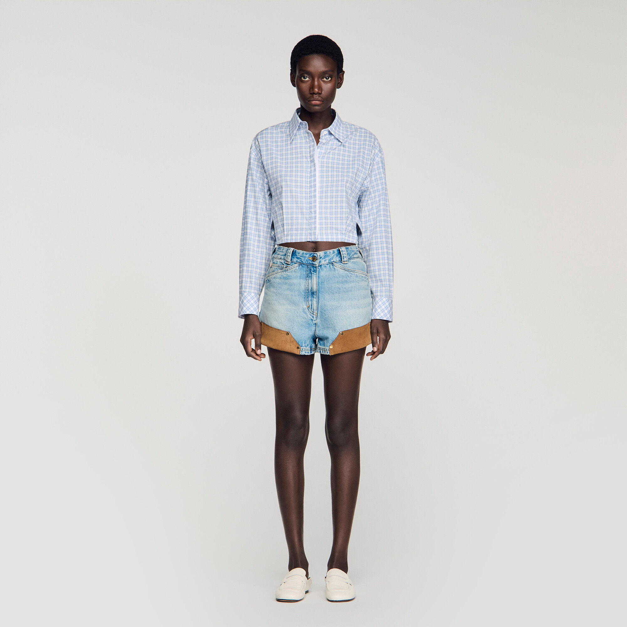 Shorts en denim et cuir avec rivets