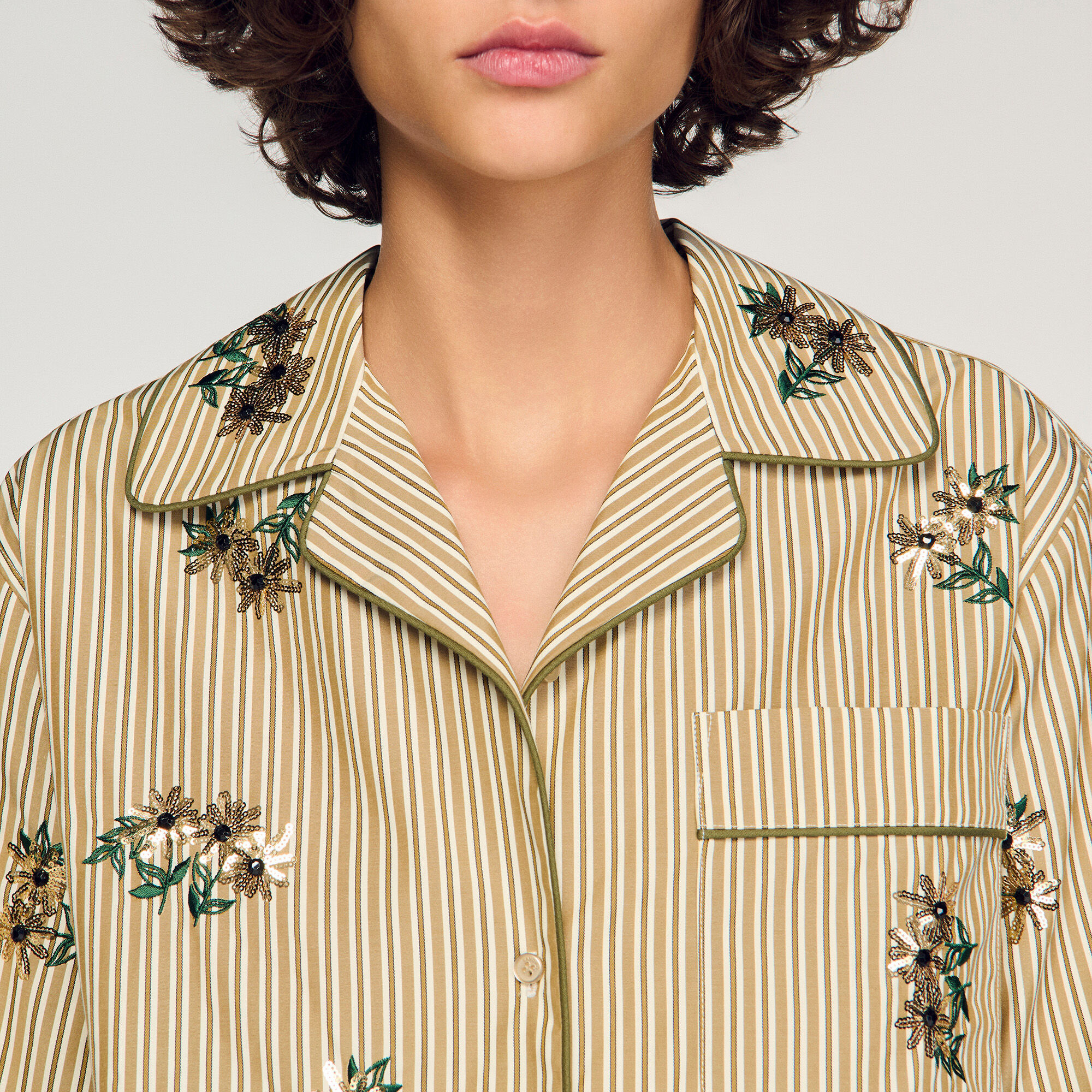 Chemise à rayures, broderie florale